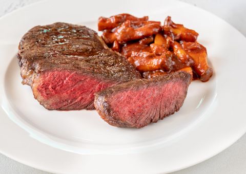 Rib Eye Steak mit weissen Bohnen und Pilzen